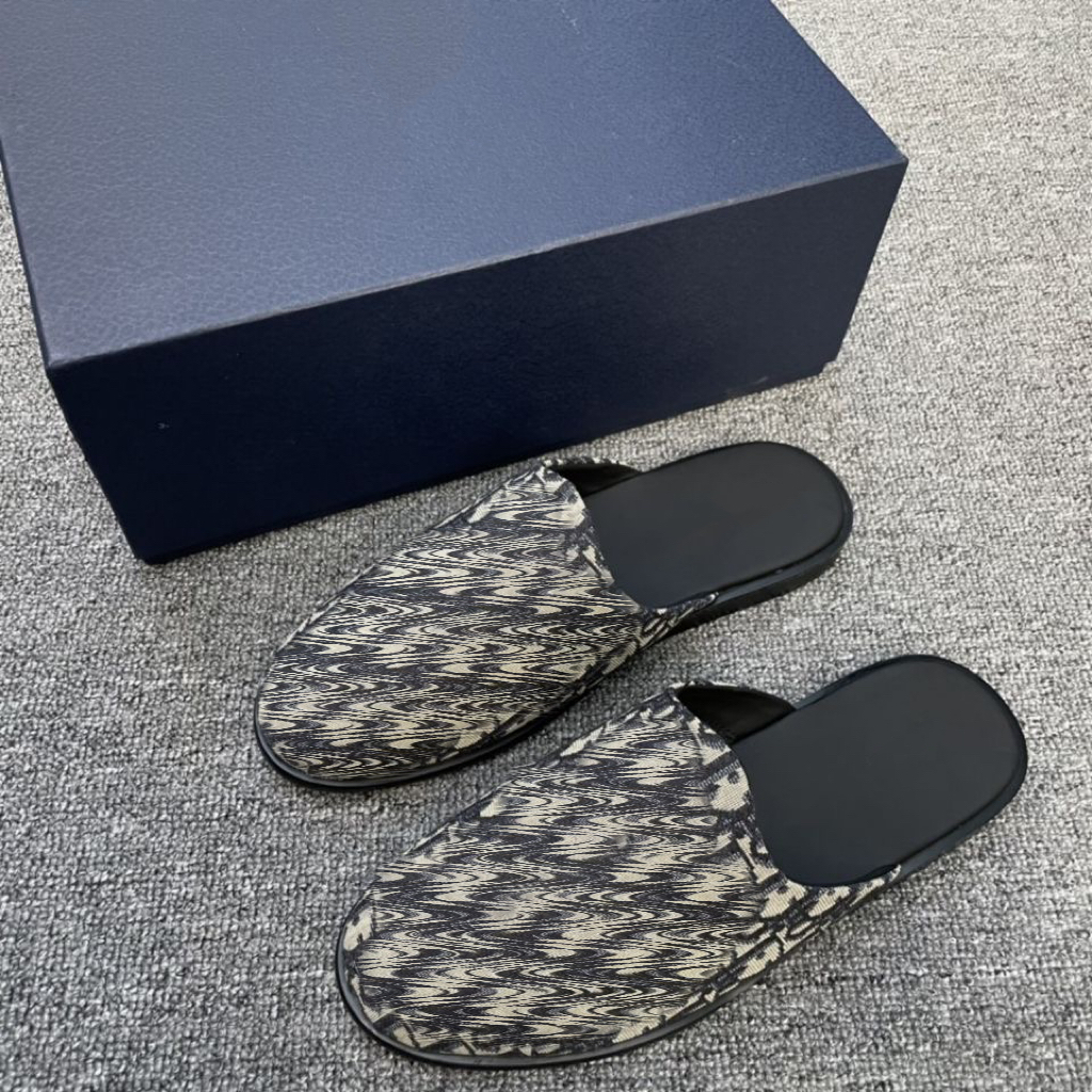 2022 fashion men designer shoes letter printed outdoor Luxury grey black Mens casual shoe slides with original box
2022 fashion men designer shoes letter printed outdoor Luxury grey black Mens casual shoe slides with original box