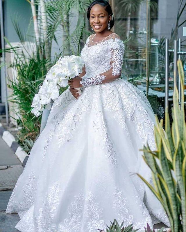 2022 Sexy Arabic Ball Gown Wedding Gowns Jewel Neck Illusion Long Sleeves Plus Size Puffy Princess Lace Appliques Crystal Beads Bridal Party Dresses R