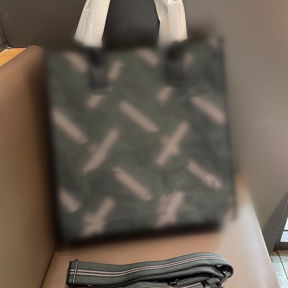 Men's and women's tote bags practical bags essential for commuting casual versatile fashionable and cool, Black
Men's and women's tote bags practical bags essential for commuting casual versatile fashionable and cool, Black
