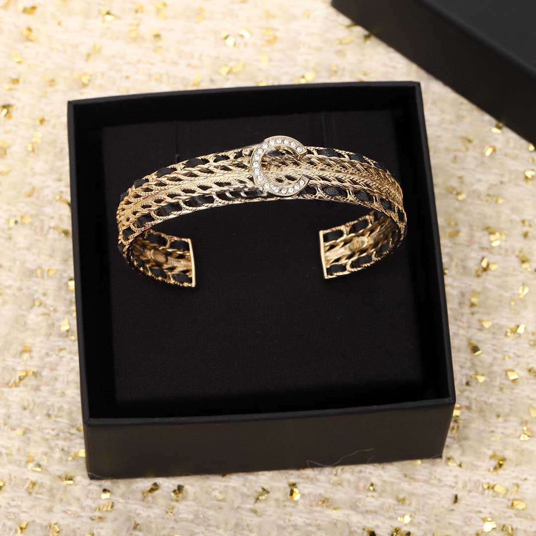 2022 Fashion style charm top quality opened bangle with diamond and black genuine leather for women wedding jewelry gift have box stamp PS7039A
2022 Fashion style charm top quality opened bangle with diamond and black genuine leather for women wedding jewelry gift have box stamp PS7039A