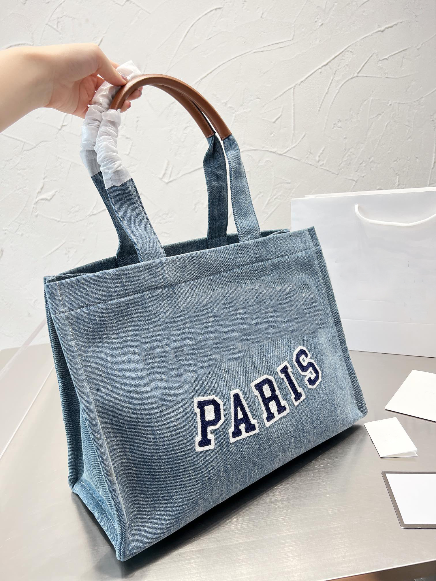 New Ladies Casual Totes Shopping Bag Personality Designer Female Denim Tote Luxury Canvas Shoulder Bag Classic Letter Print Fashion Women Handbag Wholesale, Light blue
New Ladies Casual Totes Shopping Bag Personality Designer Female Denim Tote Luxury Canvas Shoulder Bag Classic Letter Print Fashion Women Handbag Wholesale, Light blue