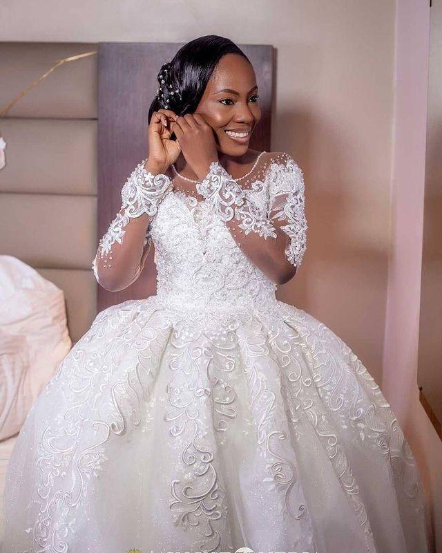 2022 Sexy Arabic Ball Gown Wedding Gowns Jewel Neck Illusion Long Sleeves Plus Size Puffy Princess Lace Appliques Crystal Beads Bridal Party Dresses R