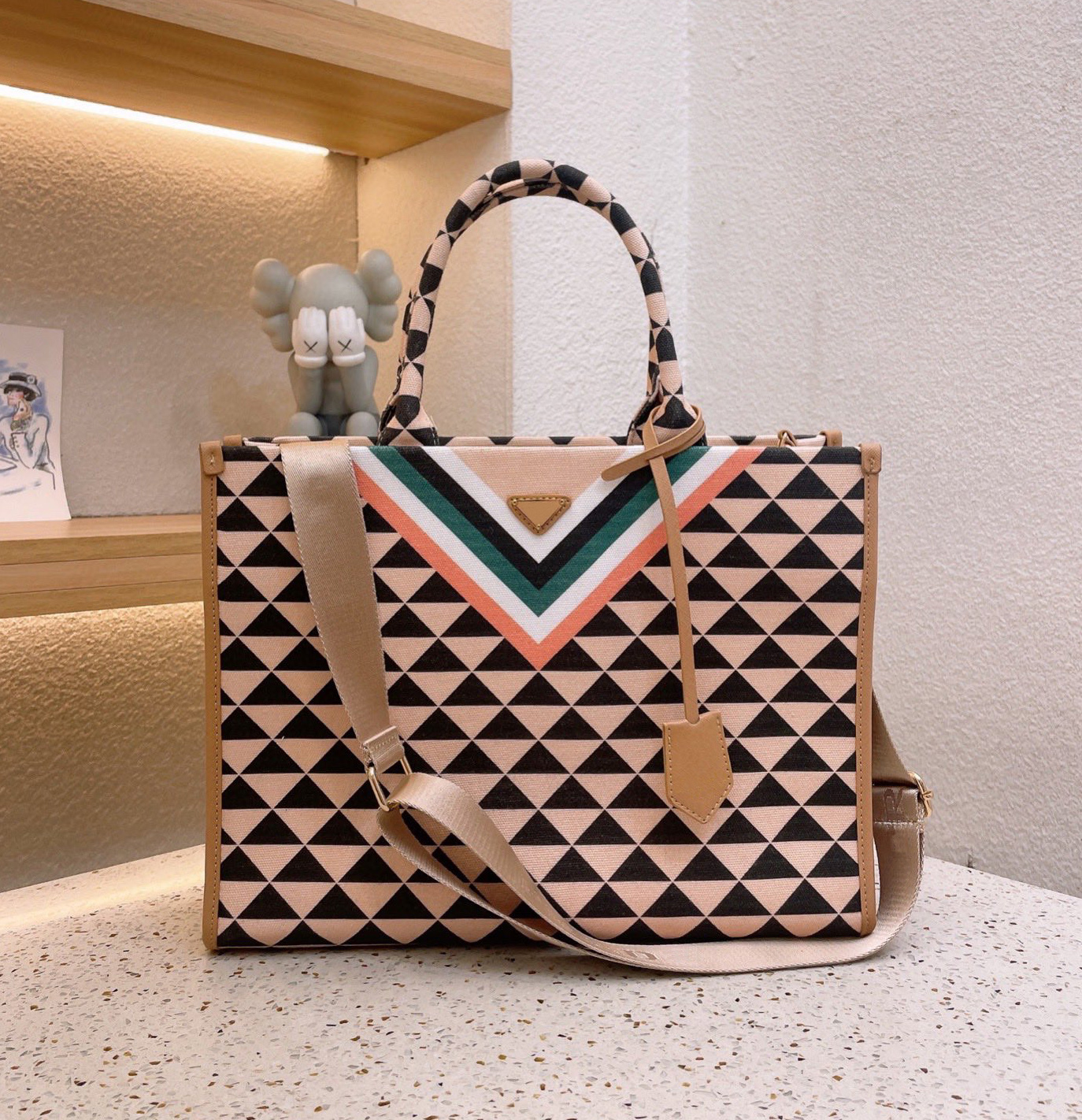 Totes 22tote Symbole jacquard fabric handbag designer handbags women tote bags luxury 3 sizes L-M-S 4 colors in the model lady's shoulder bag Embroidered fabric handles, Box
Totes 22tote Symbole jacquard fabric handbag designer handbags women tote bags luxury 3 sizes L-M-S 4 colors in the model lady's shoulder bag Embroidered fabric handles, Box