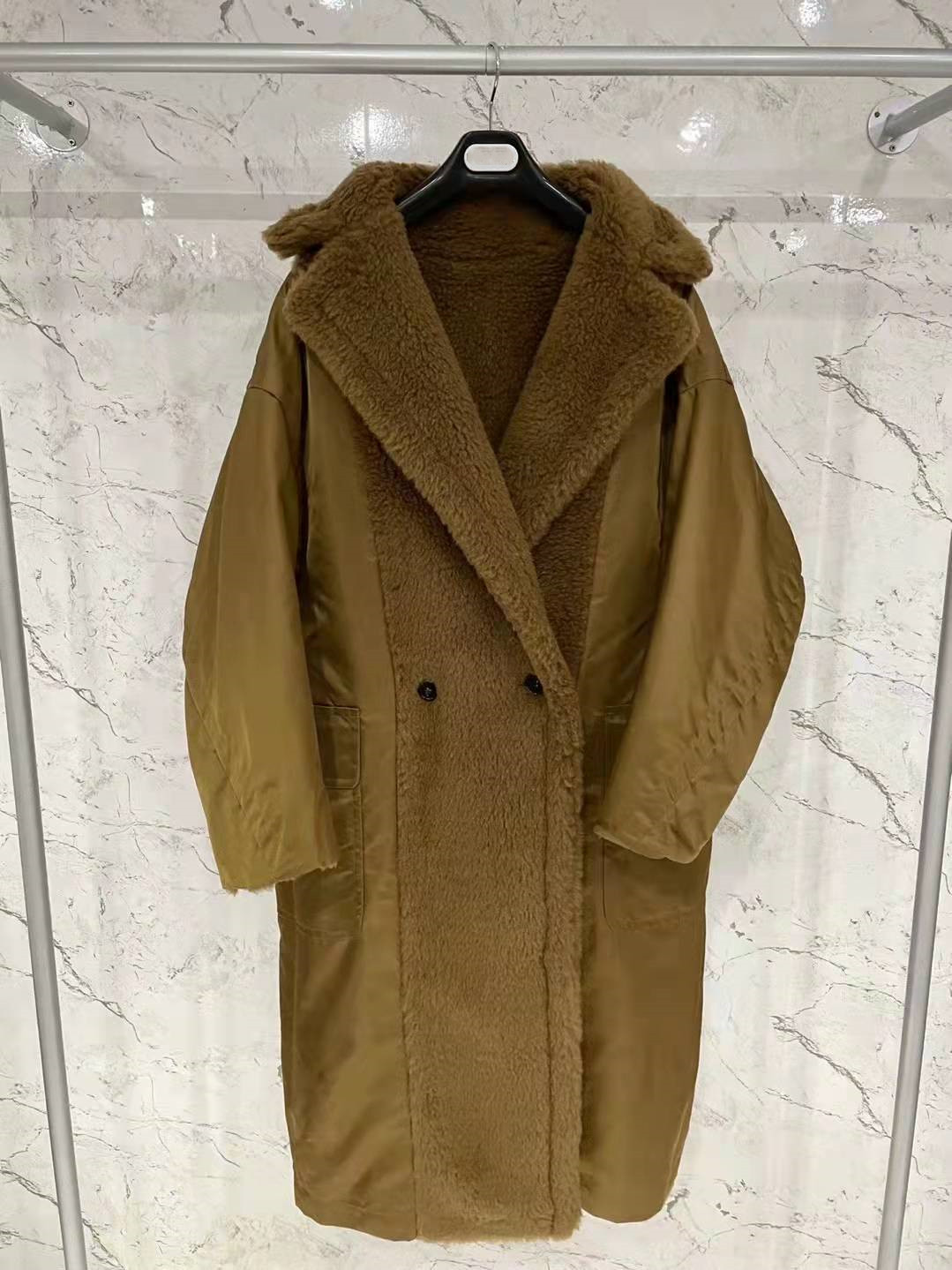 1951 Letter Tobacco MM Teddy Bear Alpaca Fur Women Coats a Lapel Collar XLong Style button Outerwear Ladies Coat Polyester Inside lining
1951 Letter Tobacco MM Teddy Bear Alpaca Fur Women Coats a Lapel Collar XLong Style button Outerwear Ladies Coat Polyester Inside lining