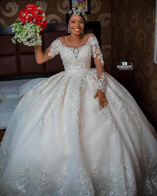 2022 Sexy Arabic Ball Gown Wedding Gowns Jewel Neck Illusion Long Sleeves Plus Size Puffy Princess Lace Appliques Crystal Beads Bridal Party Dresses R