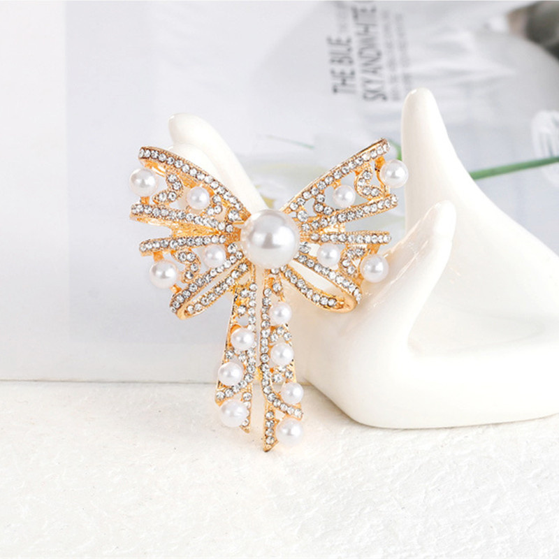 Crystal Pearl Bow-tie Corsage Brooch Women Bow Alloy Collar Lapel Pins European Banquet Party Gift Clothing Badge For Backpack Sweater Cowboy Ornaments Wholesale
Crystal Pearl Bow-tie Corsage Brooch Women Bow Alloy Collar Lapel Pins European Banquet Party Gift Clothing Badge For Backpack Sweater Cowboy Ornaments Wholesale