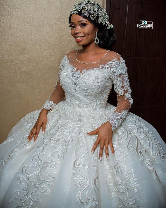 2022 Sexy Arabic Ball Gown Wedding Gowns Jewel Neck Illusion Long Sleeves Plus Size Puffy Princess Lace Appliques Crystal Beads Bridal Party Dresses R