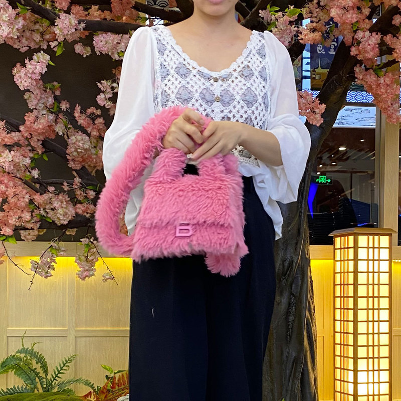 Fashion Womens Bag Ins Faux Fur Hourglass Shoulder s Sweet Cute Winter Plush Satchels Fluffy s Designer Handbag 220819