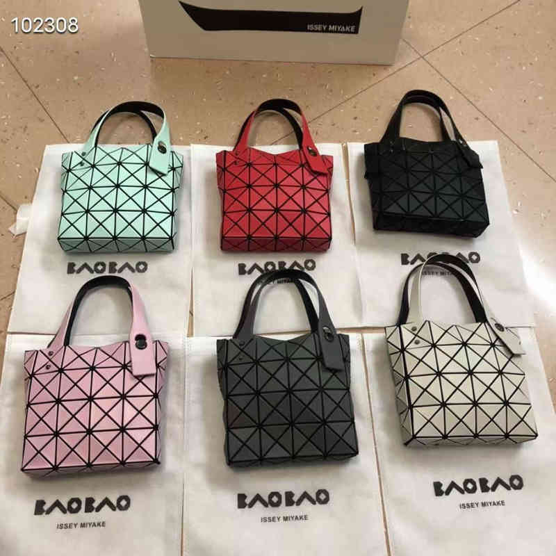 designer bag Designer Bags Miyake Life Totes female 2022 Mini square box 4x4 geometric Lingge bag portable Tote 0IJB HFBP, Mint green (take a picture of the
designer bag Designer Bags Miyake Life Totes female 2022 Mini square box 4x4 geometric Lingge bag portable Tote 0IJB HFBP, Mint green (take a picture of the