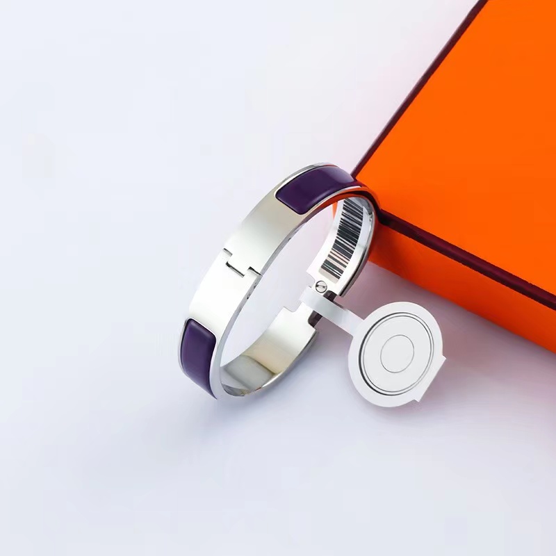 Designer high quality Bangle for men and womens fashion H silver bracelets sizes 17 and 19
Designer high quality Bangle for men and womens fashion H silver bracelets sizes 17 and 19