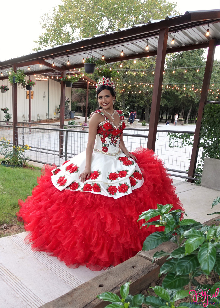Mexican Style White with Red Roses Quinceanera Dresses 2022 Luxury Prom Ball Gown Ruffles Tiers Skirt Floral Lace Appliqued Charro Sweet 15 Dress Vest