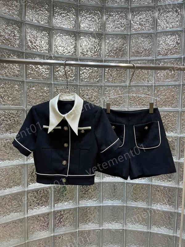 Womens Two Piece Pants Designer Tracksuits Brand CNL Lapel Stitching Tops And Shorts Sets
Womens Two Piece Pants Designer Tracksuits Brand CNL Lapel Stitching Tops And Shorts Sets