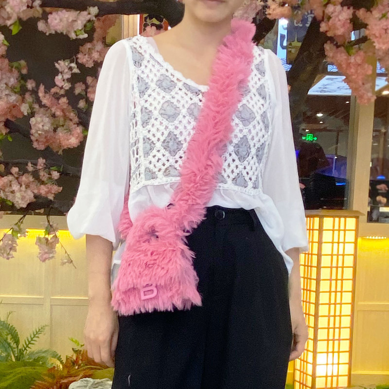 Fashion Womens Bag Ins Faux Fur Hourglass Shoulder s Sweet Cute Winter Plush Satchels Fluffy s Designer Handbag 220819