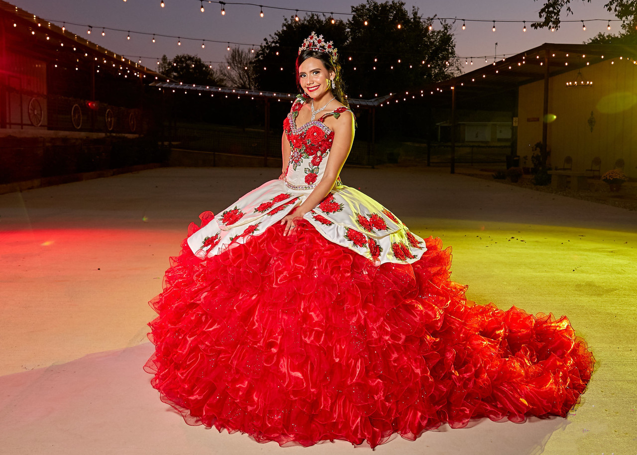 Mexican Style White with Red Roses Quinceanera Dresses 2022 Luxury Prom Ball Gown Ruffles Tiers Skirt Floral Lace Appliqued Charro Sweet 15 Dress Vest