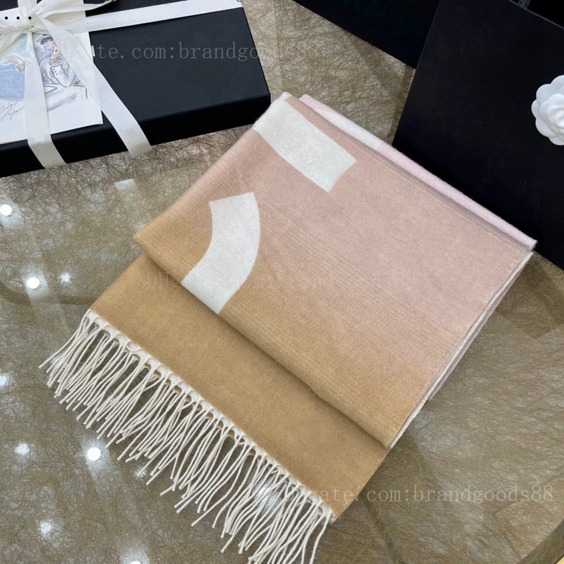 Wool version tassels scarfs Designer Scarf shawl for women Gradient C brand large letter color luxuries Winter scarves classic warm Wholesale Big Size Cape Pashmina
Wool version tassels scarfs Designer Scarf shawl for women Gradient C brand large letter color luxuries Winter scarves classic warm Wholesale Big Size Cape Pashmina