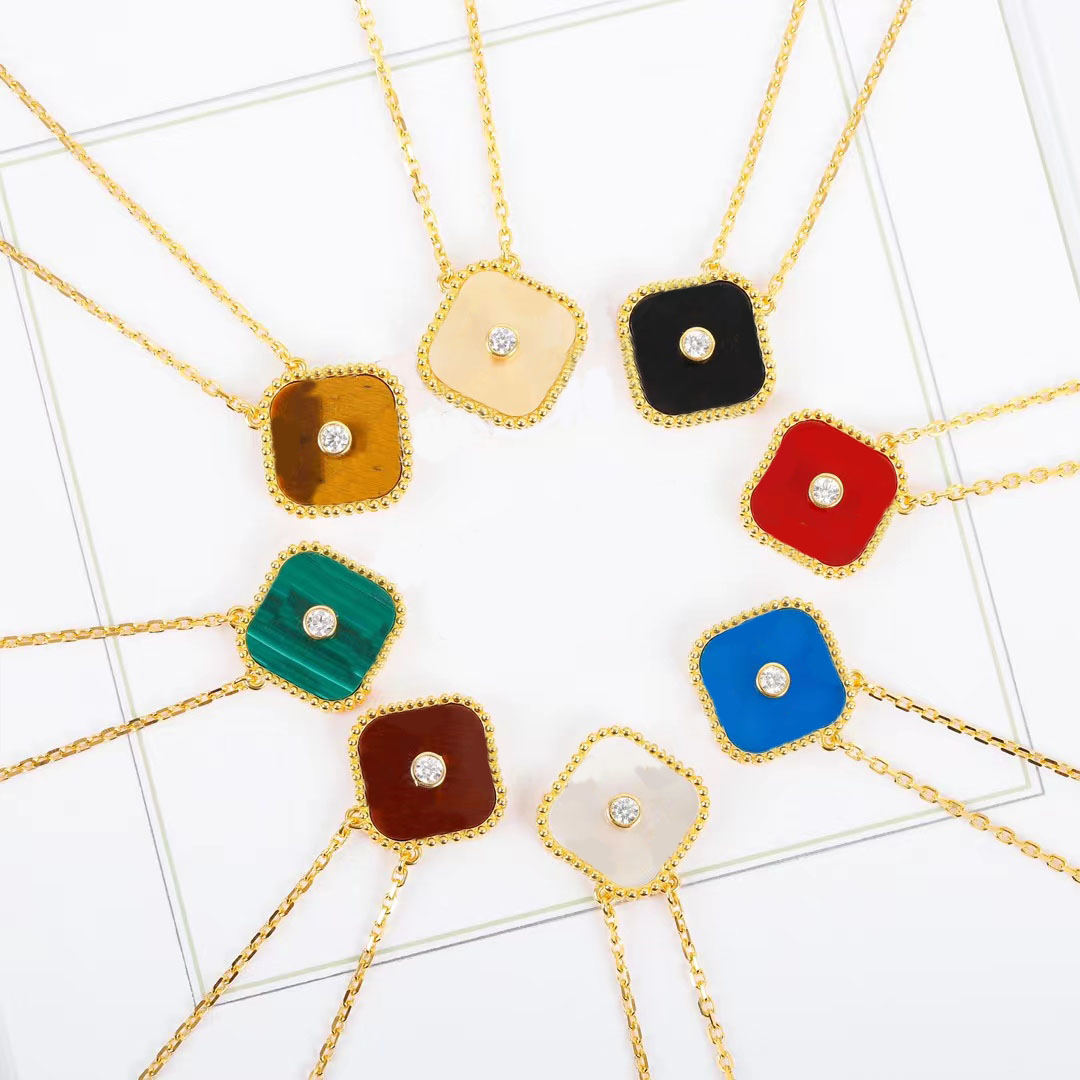 18k Gold Four Leaf Clover Pendant Necklaces Fashion Exquisite Luxury Designer Necklaces Ladies Wedding Party Gift Jewelry Various Colors Available
18k Gold Four Leaf Clover Pendant Necklaces Fashion Exquisite Luxury Designer Necklaces Ladies Wedding Party Gift Jewelry Various Colors Available