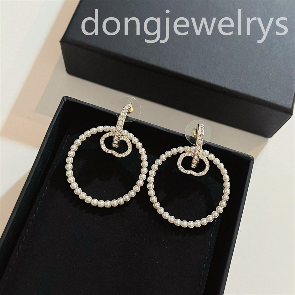 Designer Earring Pearl Exaggerated Stud Big Letter Design Dangle Chandelier Studs Dongjewelrys Earring For Ladies Silver Luxury Style
Designer Earring Pearl Exaggerated Stud Big Letter Design Dangle Chandelier Studs Dongjewelrys Earring For Ladies Silver Luxury Style