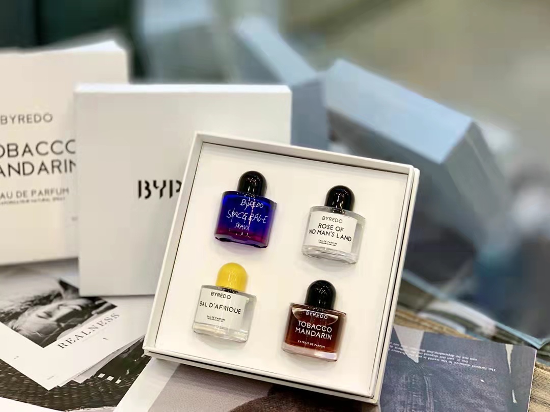 Byredo perfume gift set Rose Of No Man's Land space rage Bal d'Afrique tobacco mandarin 4pcsx10ml perfume good smell long lasting body mist top quality fast ship
Byredo perfume gift set Rose Of No Man's Land space rage Bal d'Afrique tobacco mandarin 4pcsx10ml perfume good smell long lasting body mist top quality fast ship