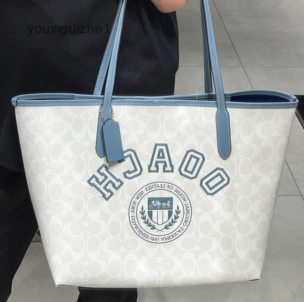 Coch Womens Bags womens bag glacier white magnetic buckle shopping Varsity college style old flower color matching portable shoulder with logo, Bing chuanbai
Coch Womens Bags womens bag glacier white magnetic buckle shopping Varsity college style old flower color matching portable shoulder with logo, Bing chuanbai