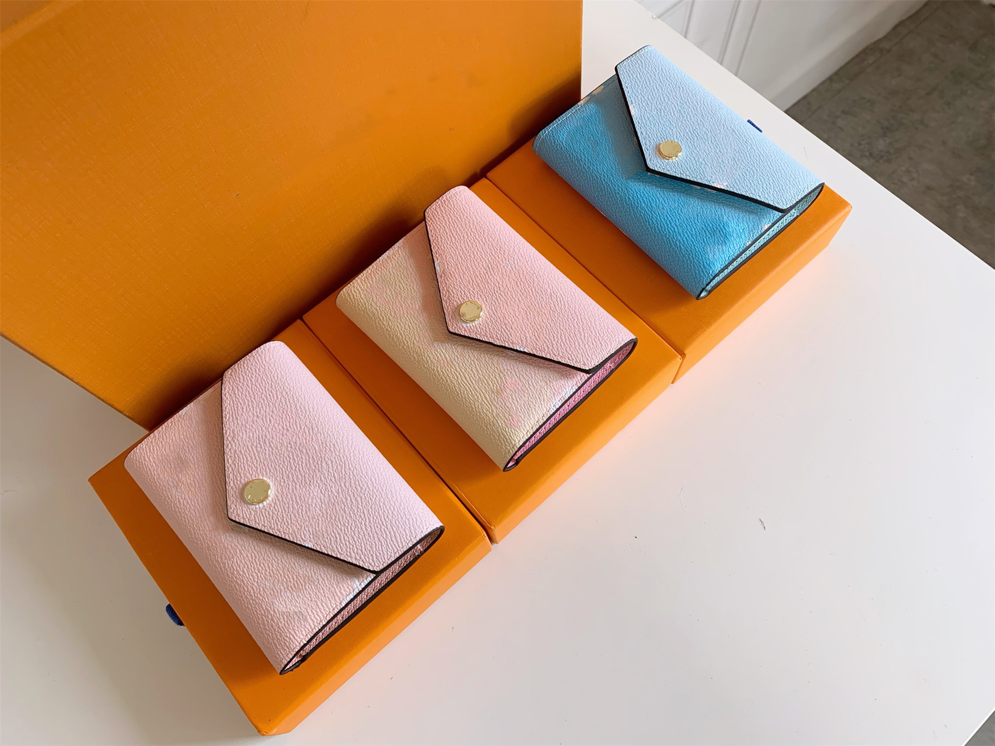 Genuine Leather Luxurys Designers Short Wallet Fashion Bags Card Holder Carry Around Women Money Cards Coins Bag Men Purse Long Business Wallets 3 color
Genuine Leather Luxurys Designers Short Wallet Fashion Bags Card Holder Carry Around Women Money Cards Coins Bag Men Purse Long Business Wallets 3 color