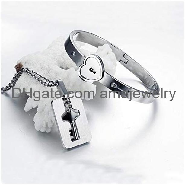 Pendant Necklaces Lock Bracelet And Key Necklace Titanium Steel Couples Jewelry Romantic Gift For Valentines Day Birthday Christmas Wed amrNm
Pendant Necklaces Lock Bracelet And Key Necklace Titanium Steel Couples Jewelry Romantic Gift For Valentines Day Birthday Christmas Wed amrNm
