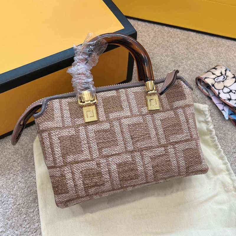 Evening Bags handbags shoulder bag Women mini designer bag handbag classic letter pattern womens Fashion cross body with silk scarf, Fas03 17*12cm
Evening Bags handbags shoulder bag Women mini designer bag handbag classic letter pattern womens Fashion cross body with silk scarf, Fas03 17*12cm