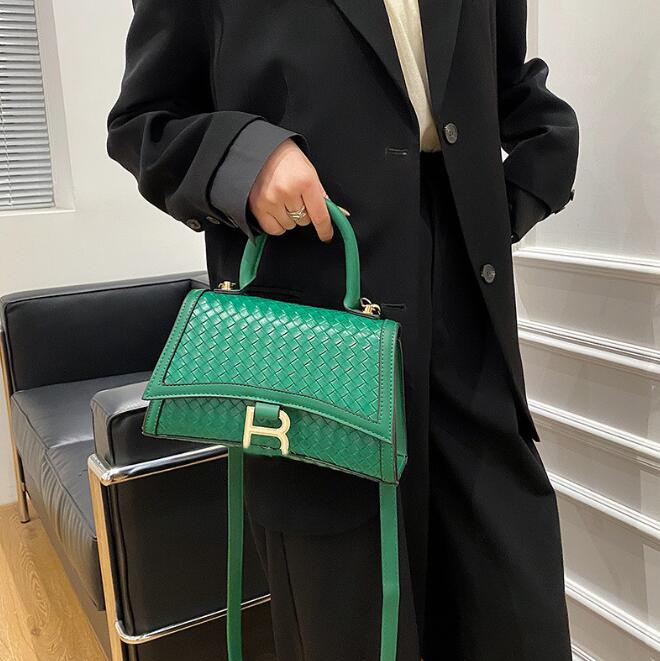 Women's Fashion Underarm Bag Single Shoulder Baguette Retro Style Fashionable Stone Pattern High-Grade Messenger Bag, As pic
Women's Fashion Underarm Bag Single Shoulder Baguette Retro Style Fashionable Stone Pattern High-Grade Messenger Bag, As pic