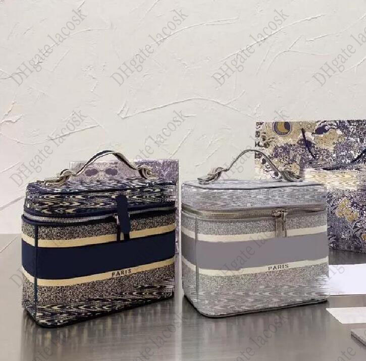 Embroided Cosmetic Bags Designer Shoulder Bags Makeup Handbags Large Capacity Travel Clutch Bag with High Quality, 25cm
Embroided Cosmetic Bags Designer Shoulder Bags Makeup Handbags Large Capacity Travel Clutch Bag with High Quality, 25cm