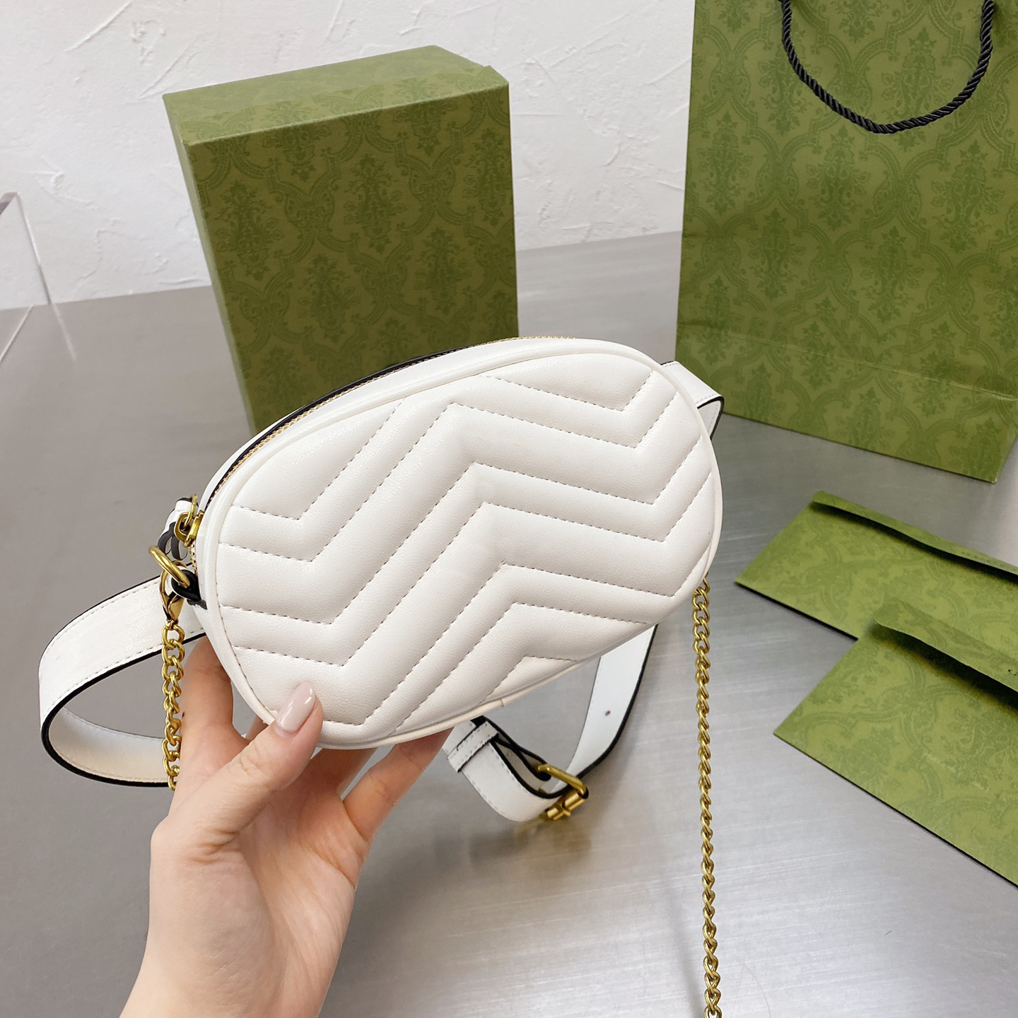White mini female waist bags fashion Genuine Leather shoulder bag Soft leather wave stitching Single chain ladies zippy fanny pack chest designer Bum bag m476434, Size: 18x11x5cm
White mini female waist bags fashion Genuine Leather shoulder bag Soft leather wave stitching Single chain ladies zippy fanny pack chest designer Bum bag m476434, Size: 18x11x5cm