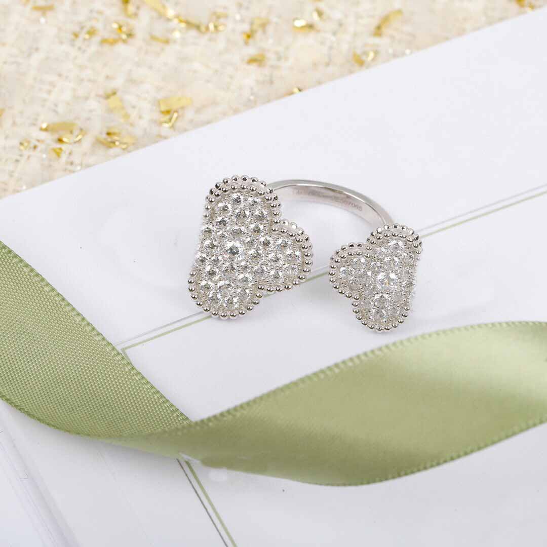 S925 silver charm Opened ring with diamond in 18k gold plated women design have stamp PS7052A
S925 silver charm Opened ring with diamond in 18k gold plated women design have stamp PS7052A