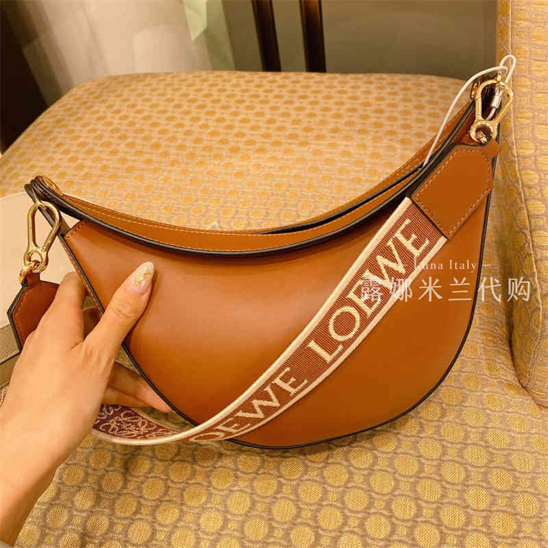 Designer bags Loew's bag woman's handbag Women's Bag New Luna Crescent Small Letter Wide Shoulder Belt Underarm Single Handbag classic brand luxury bags, Caramel
Designer bags Loew's bag woman's handbag Women's Bag New Luna Crescent Small Letter Wide Shoulder Belt Underarm Single Handbag classic brand luxury bags, Caramel