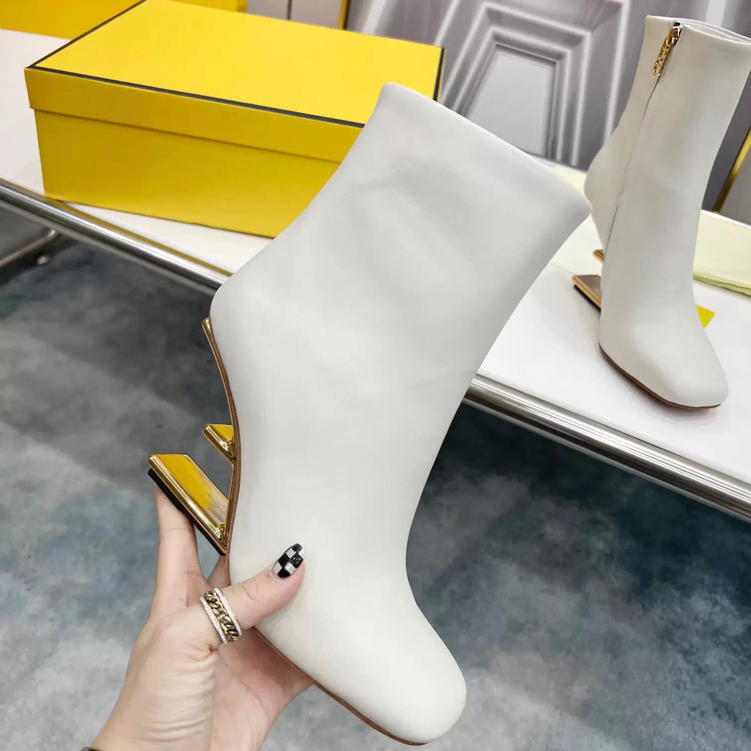 White Ankle Boots Sculpted Slope heel Metallic high heels square toes side zip calfskin Booties for women luxury designer shoes factory footwear Short boots
White Ankle Boots Sculpted Slope heel Metallic high heels square toes side zip calfskin Booties for women luxury designer shoes factory footwear Short boots