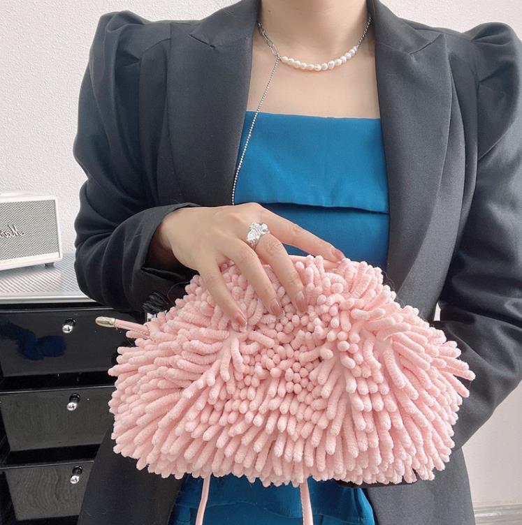 Autumn/Winter Plush Cloud Bag Candy Color Dumpling Bag Cute Fashion Marshmallow Clutch Messenger Bags, Red
Autumn/Winter Plush Cloud Bag Candy Color Dumpling Bag Cute Fashion Marshmallow Clutch Messenger Bags, Red