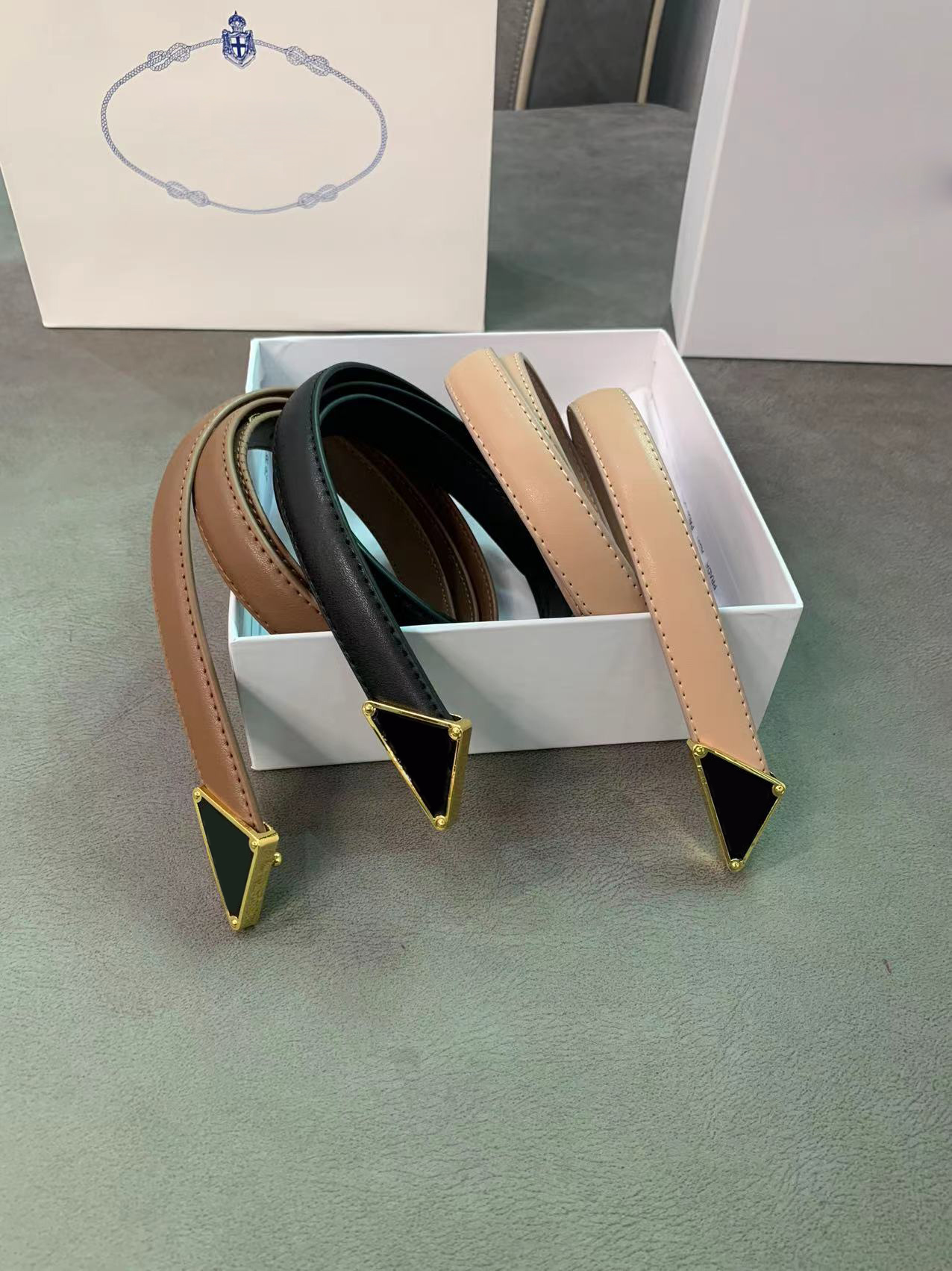 Fashion Classic Belt For Men Women Luxury Designer Belts Black Smooth Buckle Genuine Leather Width 1.8CM Waistband With Box, Add origial box
Fashion Classic Belt For Men Women Luxury Designer Belts Black Smooth Buckle Genuine Leather Width 1.8CM Waistband With Box, Add origial box