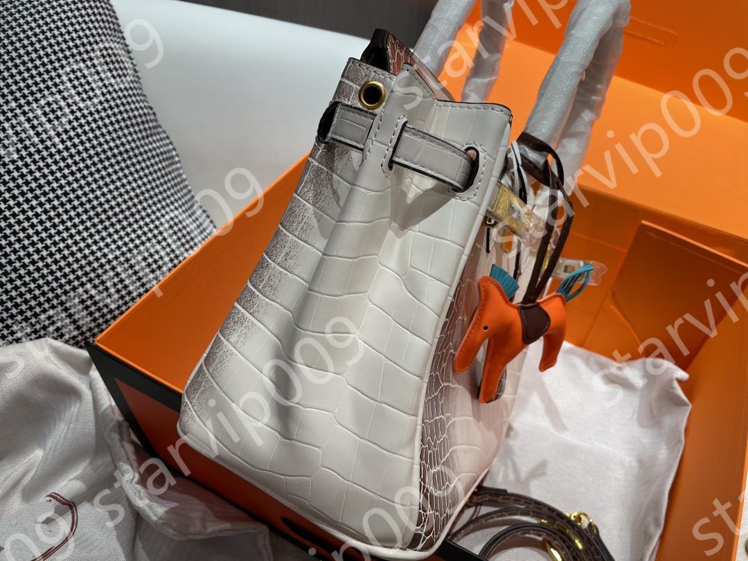 Designers shoulder bag luxurious tote purse handbag message bags cluth top quality classic Genuine leather Crossbody Original Box Scarf Lady 30CM Fashion, 30cm b
Designers shoulder bag luxurious tote purse handbag message bags cluth top quality classic Genuine leather Crossbody Original Box Scarf Lady 30CM Fashion, 30cm b
