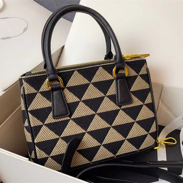 dune bags Embroidered Handbags Mini Killer Bags Triangle Pillow 2022 New Style Designer Shoulder Internet Reds Messenger Brand
dune bags Embroidered Handbags Mini Killer Bags Triangle Pillow 2022 New Style Designer Shoulder Internet Reds Messenger Brand
