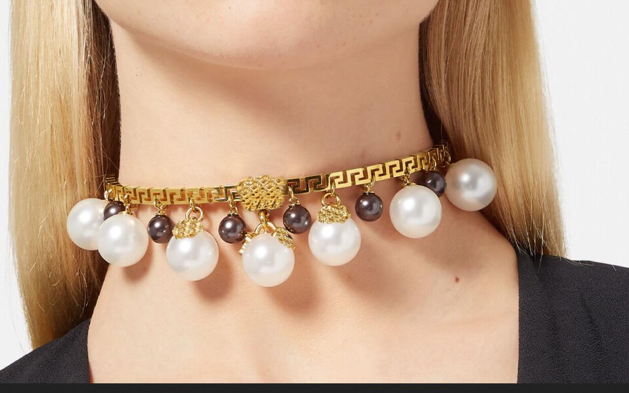 Luxurious Designed Choker Necklace pearl Pendants Greece Meander Pattern chain Banshee Medusa portrait 18K gold plated Ladies necklace Sweet Designer Jewelry
Luxurious Designed Choker Necklace pearl Pendants Greece Meander Pattern chain Banshee Medusa portrait 18K gold plated Ladies necklace Sweet Designer Jewelry