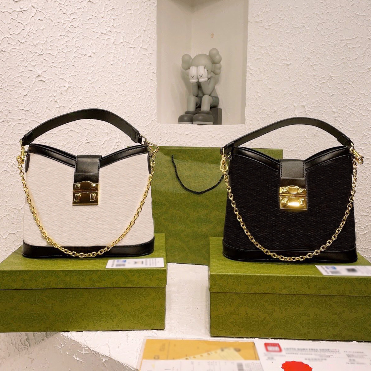 Retro small shoulder bag designer debossed leather handbag lock closure double studs canvas tote hardware chain bucket shoulder bags purse, I need see other product
Retro small shoulder bag designer debossed leather handbag lock closure double studs canvas tote hardware chain bucket shoulder bags purse, I need see other product