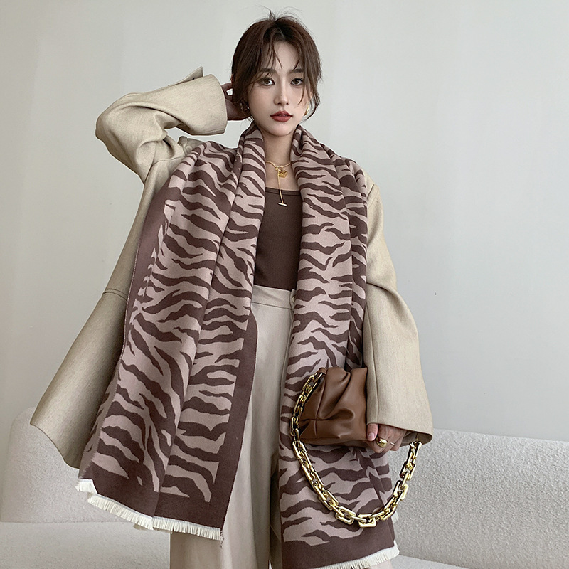 Scarves Zebra pattern imitation cashmere is versatile for women in winter with a fashionable scarf outside to thicken the
Scarves Zebra pattern imitation cashmere is versatile for women in winter with a fashionable scarf outside to thicken the