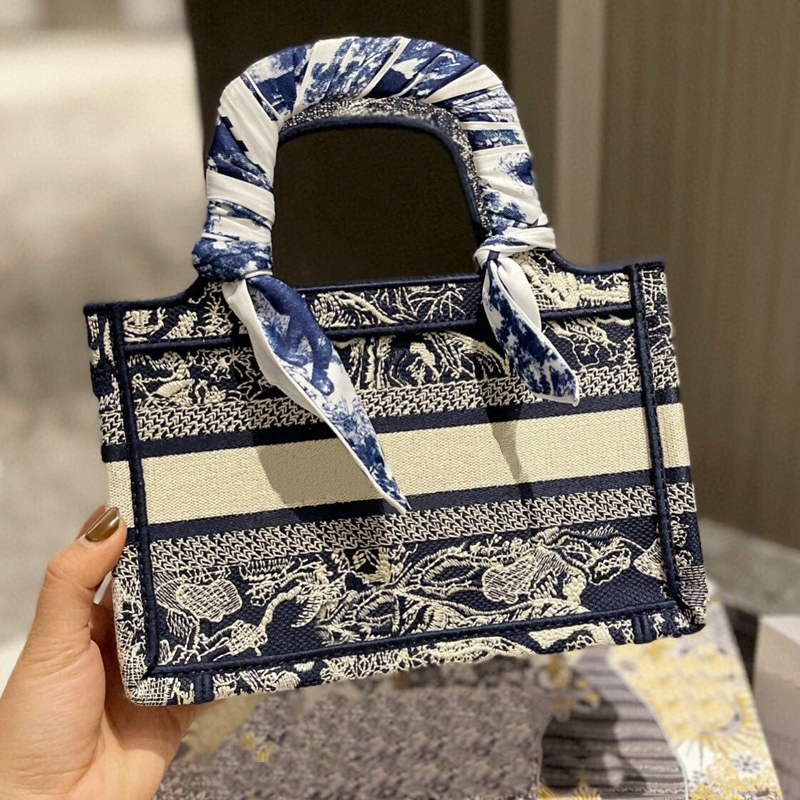 2022 Women Luxury Designers Tote Bags Canvas Large capacity handbag female commuter presbyopia shopping bag fashion lady bag exquisite embroidery is great, Package
2022 Women Luxury Designers Tote Bags Canvas Large capacity handbag female commuter presbyopia shopping bag fashion lady bag exquisite embroidery is great, Package