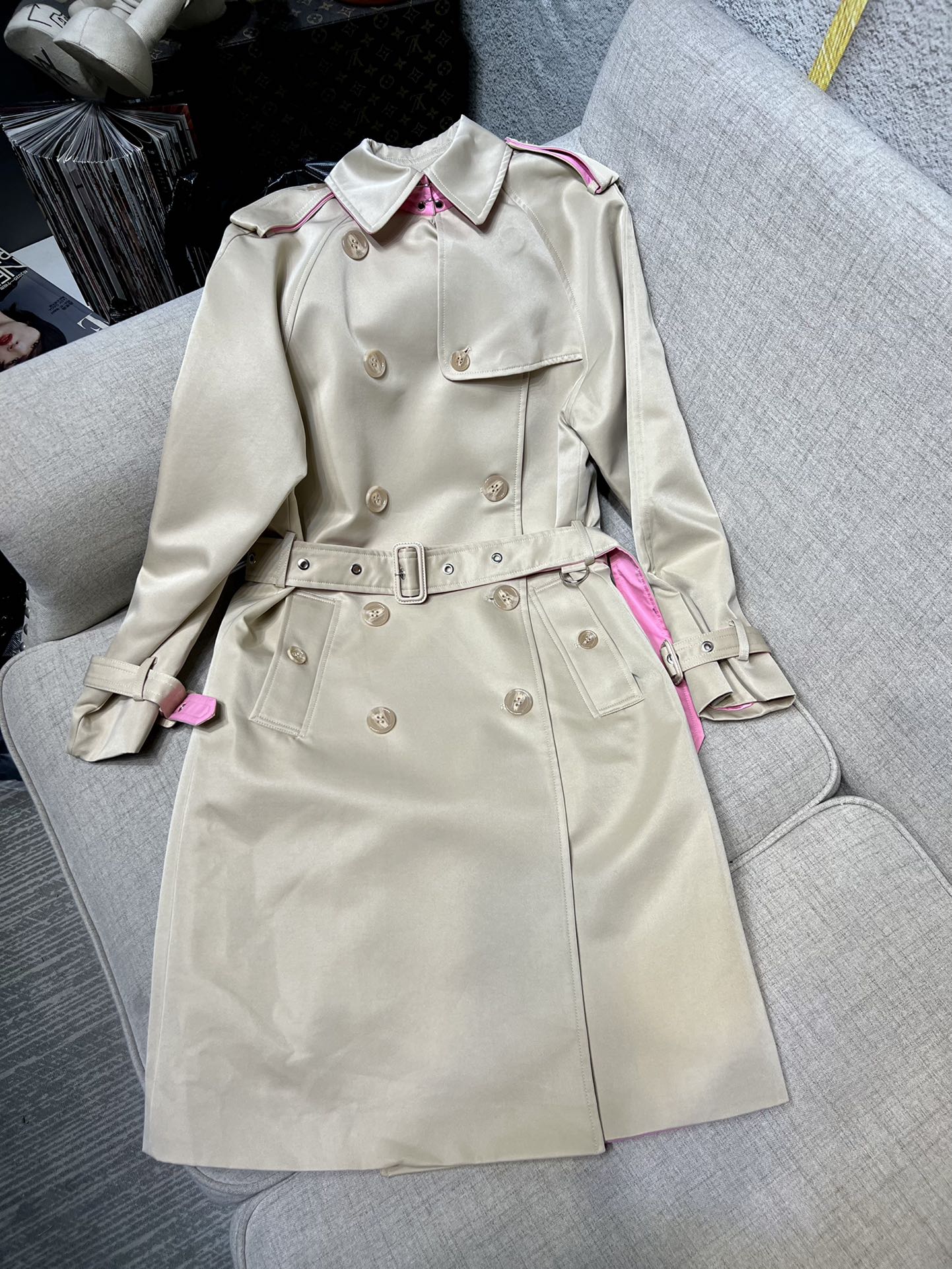 Women's Trench Coats Autumn and winter 2022 European fashion brand British Wind windbreaker coat, Khaki
Women's Trench Coats Autumn and winter 2022 European fashion brand British Wind windbreaker coat, Khaki