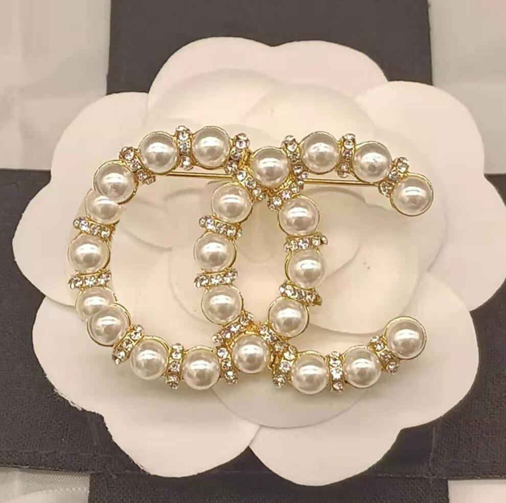 Men Women Sweater Suit Collar Pin Brooches Fashion Designer Brand Double Letter Brooche Luxury High Quality Gold Plated Wedding Clothing Jewelry Accessories
Men Women Sweater Suit Collar Pin Brooches Fashion Designer Brand Double Letter Brooche Luxury High Quality Gold Plated Wedding Clothing Jewelry Accessories