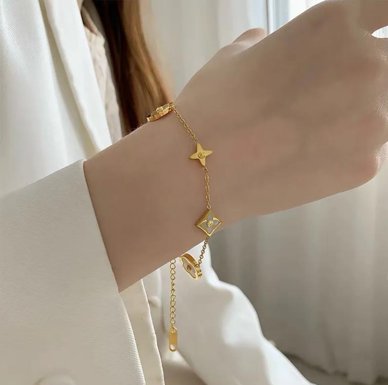 Four-leaf rose gold bracelet designer charms love bracelet luxury bangles cjeweler bijoux for mens womens -1
Four-leaf rose gold bracelet designer charms love bracelet luxury bangles cjeweler bijoux for mens womens -1