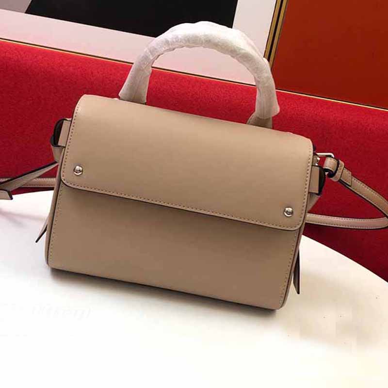 Designers Totes bags woman shoulder bag Handbags crossbody Young fashion and large capacity Classic snap closure very good workmanship Very convenient to carry, Contact me
Designers Totes bags woman shoulder bag Handbags crossbody Young fashion and large capacity Classic snap closure very good workmanship Very convenient to carry, Contact me