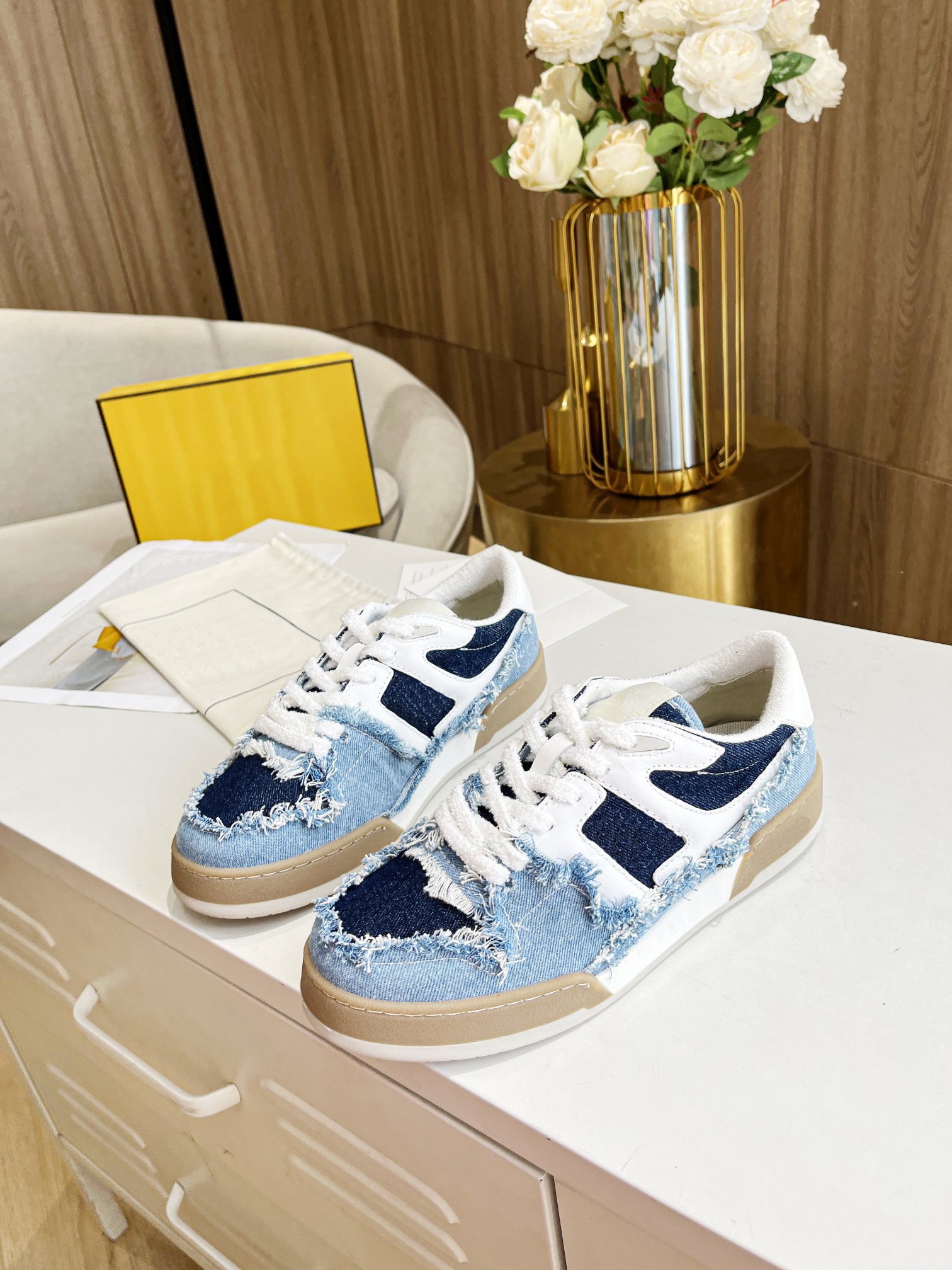 OG 2022 Casual Shoes Designer Women Gazelle Sneakers Trainers Velvet Patchwork Retro Co-Branded Ladies Sneaker Chaussures Embroidered
OG 2022 Casual Shoes Designer Women Gazelle Sneakers Trainers Velvet Patchwork Retro Co-Branded Ladies Sneaker Chaussures Embroidered