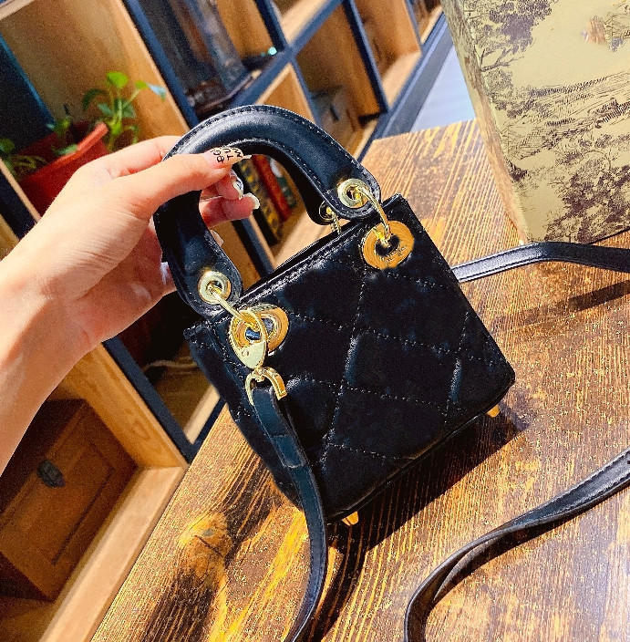 mini Designer handbag Luxury tote bags Plaid wallet leather mini women's messenger bag Detachable chain shoulder strap handbags with box, Yellow
mini Designer handbag Luxury tote bags Plaid wallet leather mini women's messenger bag Detachable chain shoulder strap handbags with box, Yellow