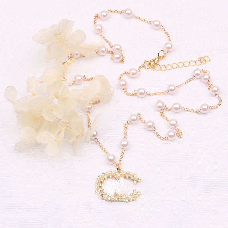 Luxury Brand Designer C Letter Pendant Necklaces 18K Gold Plated Crystal Pearl Rhinestone Sweater Newklace Chain for Women Wedding Party Jewerlry Accessories
Luxury Brand Designer C Letter Pendant Necklaces 18K Gold Plated Crystal Pearl Rhinestone Sweater Newklace Chain for Women Wedding Party Jewerlry Accessories