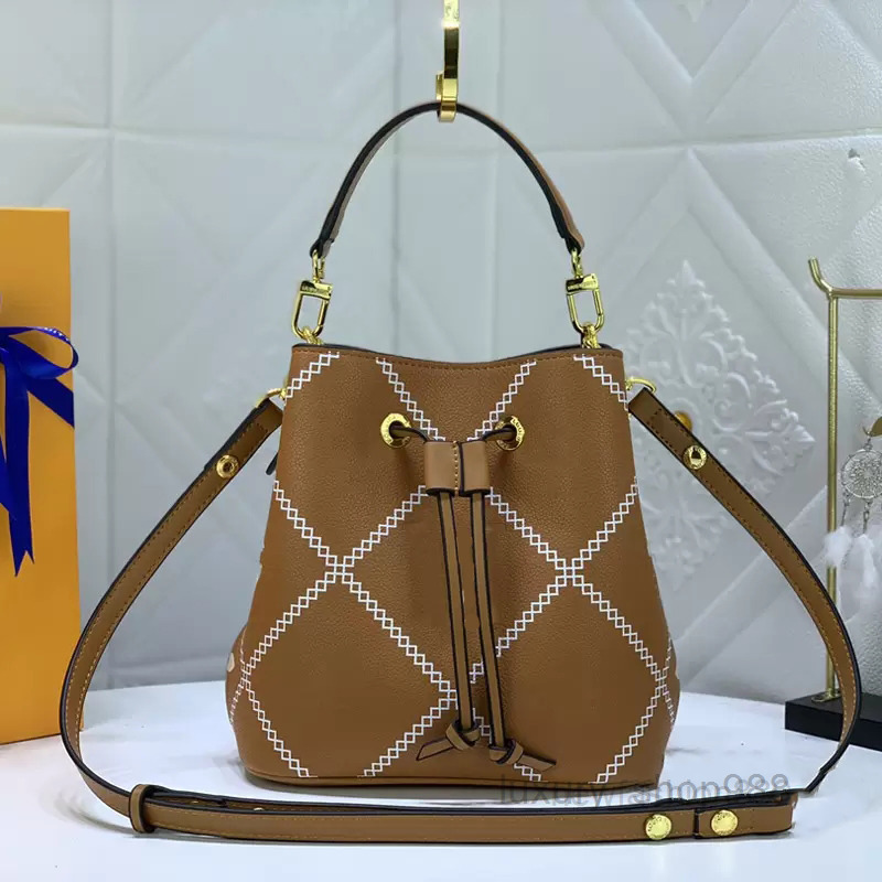 5A Totes Designer Drawstring Bb Escale Bucket Luxury Empreinte Bag Designer Handbags Wallets Ladies Leather Shoulder and Crobody Giant Flowe
5A Totes Designer Drawstring Bb Escale Bucket Luxury Empreinte Bag Designer Handbags Wallets Ladies Leather Shoulder and Crobody Giant Flowe