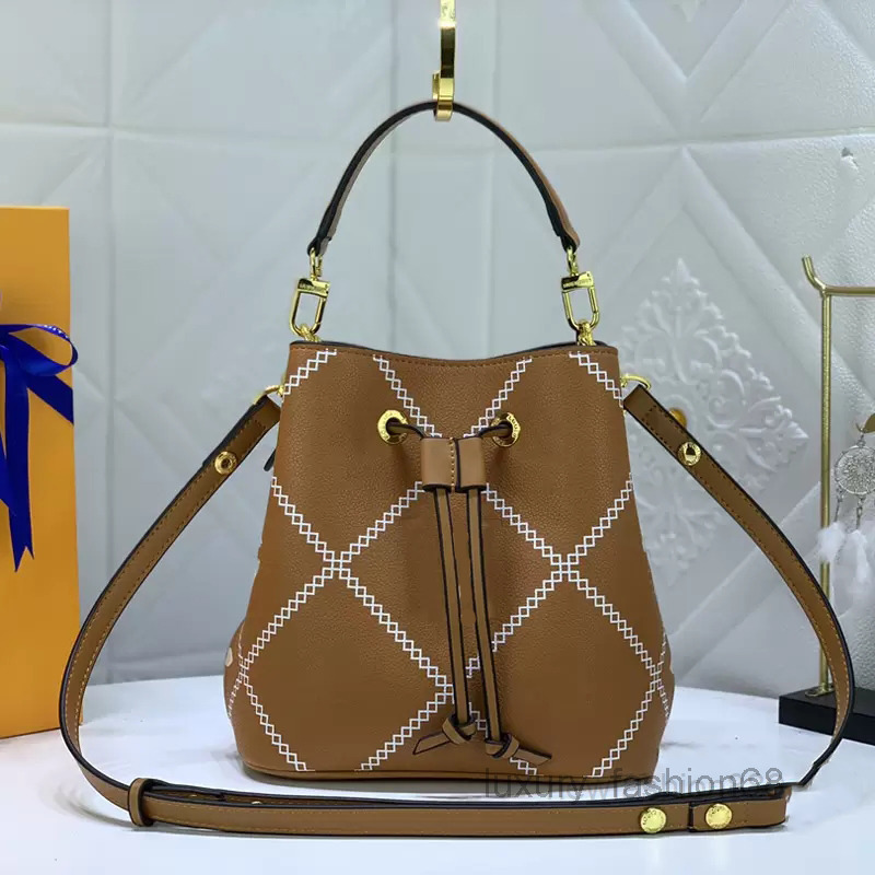 Totes Designer Drawstring Bb Escale Bucket Luxury Empreinte Bag Designer Handbags Wallets Ladies Leather Shoulder and Crobody Giant Flower B, Black
Totes Designer Drawstring Bb Escale Bucket Luxury Empreinte Bag Designer Handbags Wallets Ladies Leather Shoulder and Crobody Giant Flower B, Black