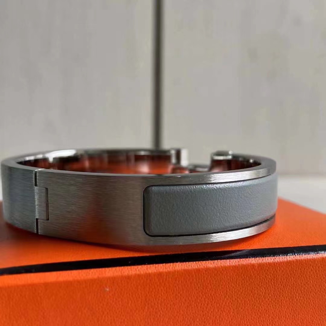 Designer high quality Bangle for men and womens fashion H silver bracelets sizes 17 and 19 Top jewelry Accessories
Designer high quality Bangle for men and womens fashion H silver bracelets sizes 17 and 19 Top jewelry Accessories